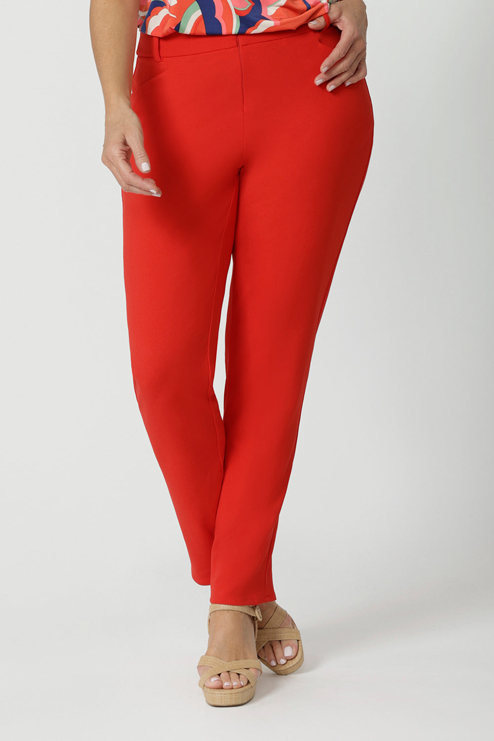 These workwear pants from Leina & Fleur are a stylish yet professional choice for any wardrobe. Crafted with thoughtful consideration and care, they feature a flattering mid-rise waist with a waistband equipped with belt loops, allowing for versatile styling.