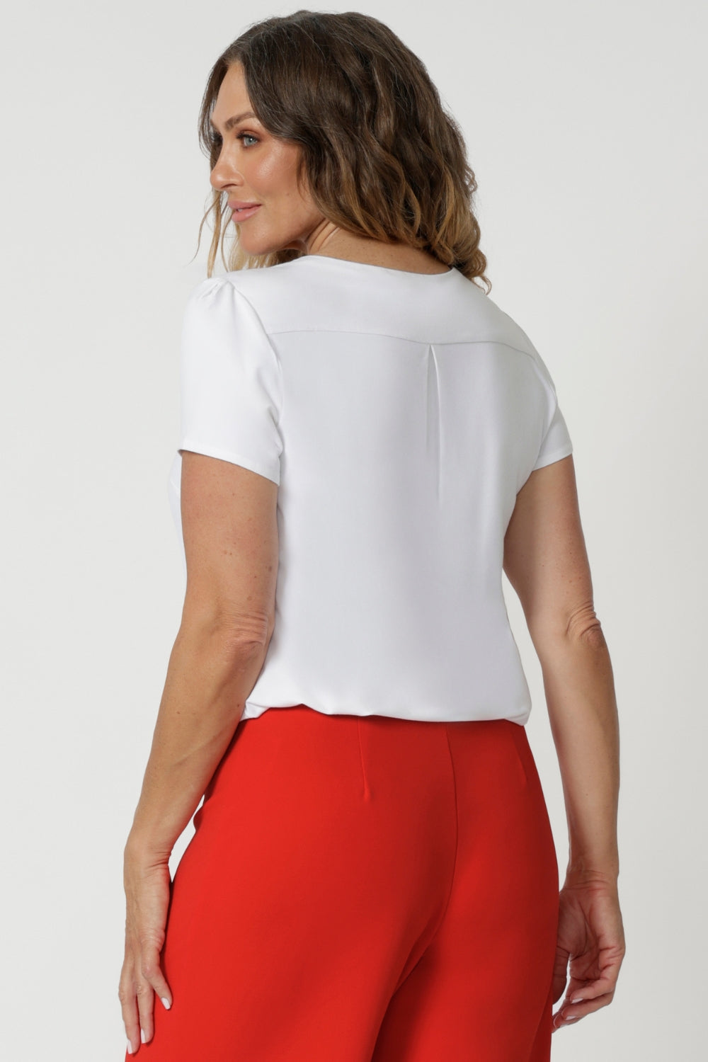 This short sleeved white top is a part of our street bamboo collection. Easy care fabric has a slightly heavier weight than our previous collection, but still has a buttery soft hand-feel. The bamboo fibres have thermoregulating properties, making these pieces perfect for travel and all-day comfort during the warmer months.