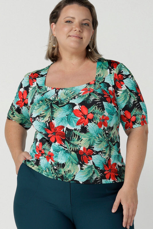 Size 18 curvy woman wears the Berni Top in Havana print. Square neckline with neck band and sleeve head tuck. Beautiful tropical print with red flowers and green palm leaves. Made in Australia for women size 8 - 24.