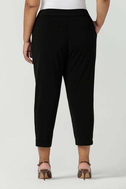 Back view of plus size pants for travel, these tapered leg, black jersey pants are super comfortable to wear! These dropped crotch pull-on pants are made in Australia. Shop women's travel pants online in petite, mid size and plus sizes at Leina & Fleur.