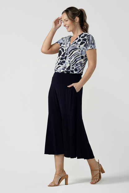 A good top for curvy women, this short sleeve V-neck top is worn with a navy blue maxi skirt with ruffle hem. Shown on a size 10, 40 plus woman, this blue and white print jersey top is Australian-made. Wear this top for work and casual wear. Shop online in inclusive sizes 8 to 24 at Australian women's clothes brand, Leina & Fleur.