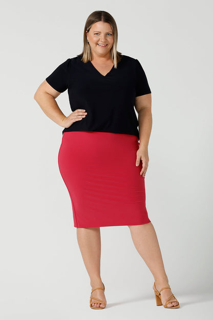 A curvy size 18 woman wears a fuchsia Andi tube skirt. A comfortable workwear piece from desk to dinner. Made in Australia for women sizes 8 - 24. 