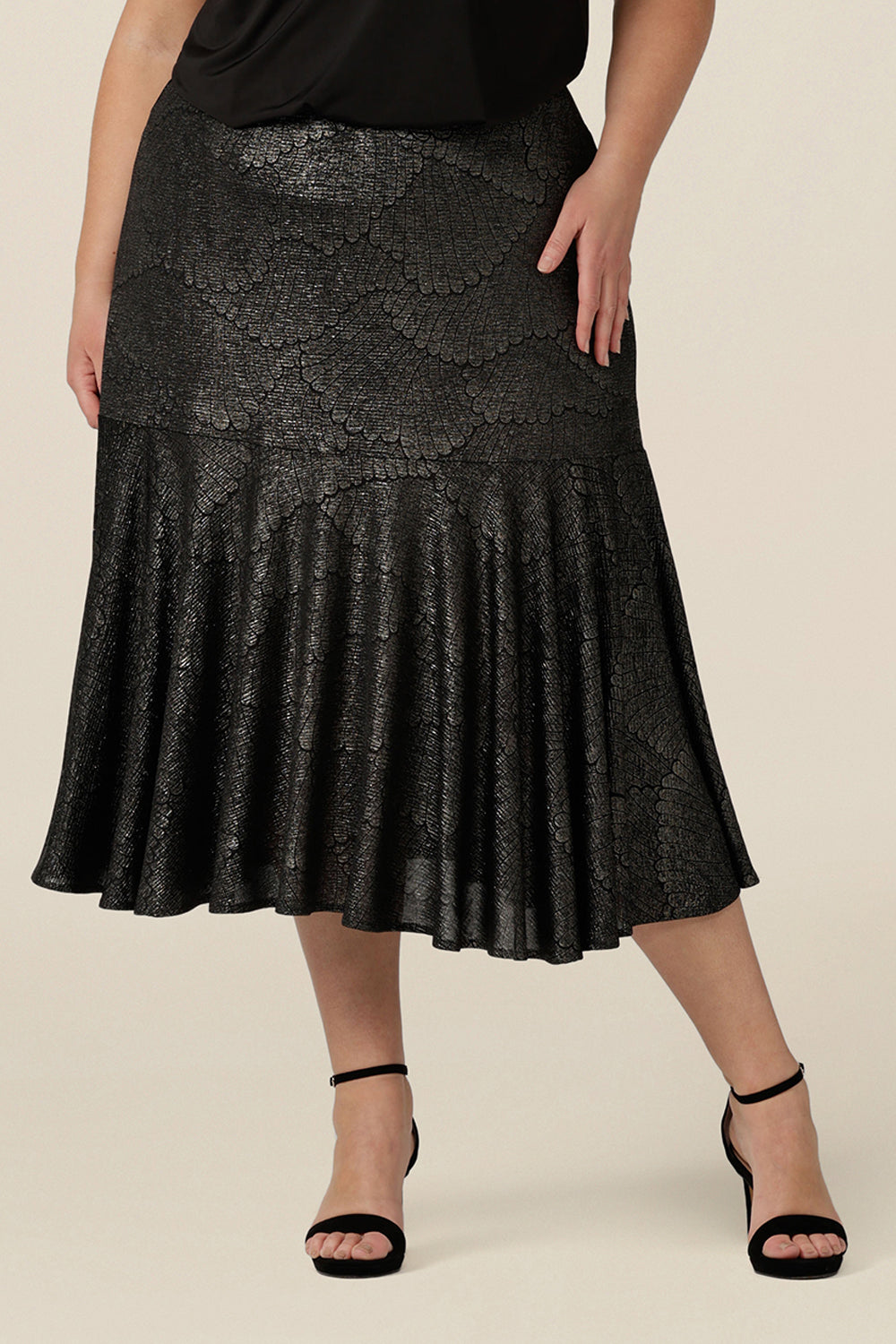 A midi length, foil print evening skirt with ruffle hem in plus size. For cocktail and evening wear, this elegant skirt is made in Australia by women's fashion brand, Leina & Fleur. Shop their evening and cocktail wear online in sizes 8 to 24.